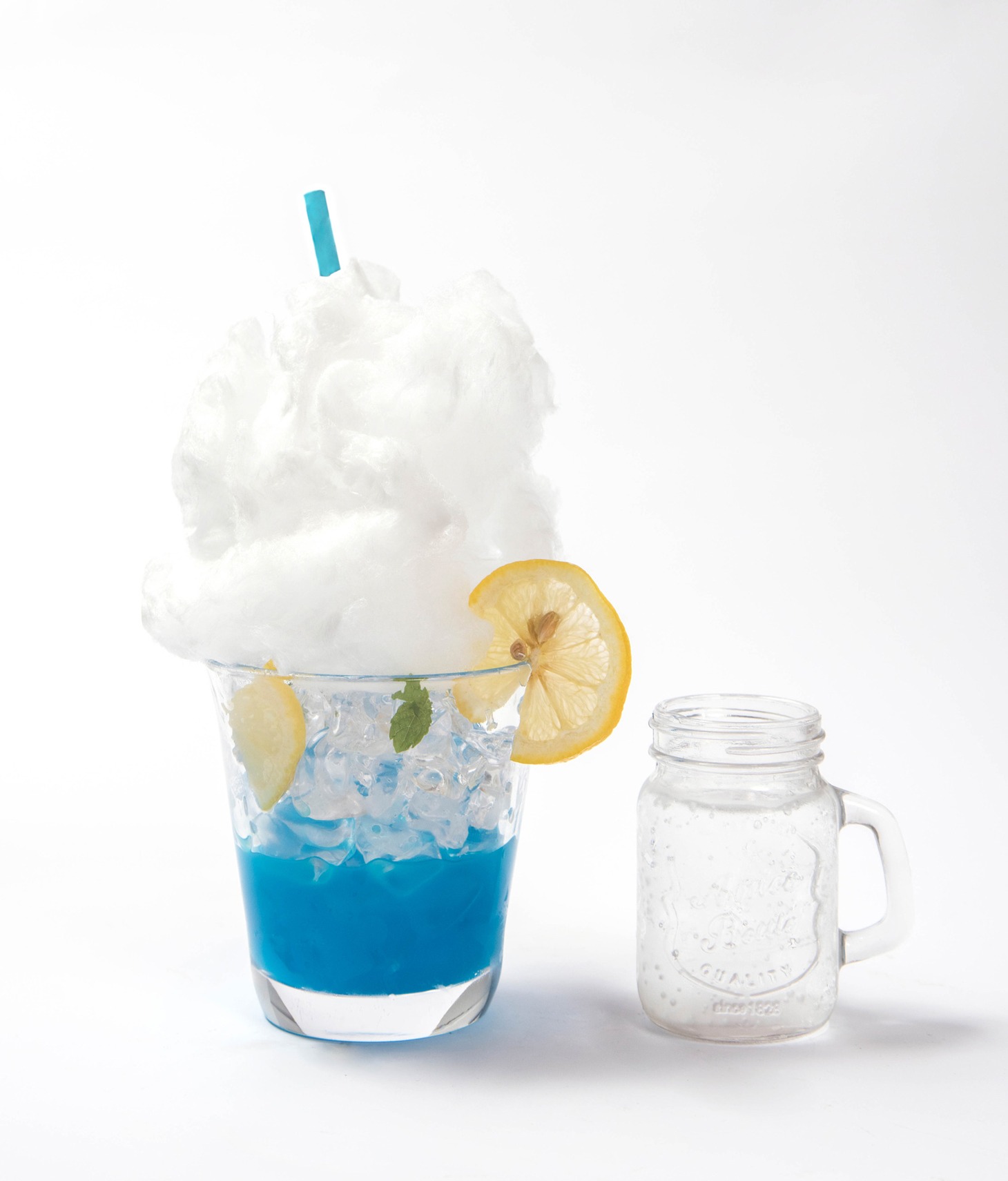 スタジオ地図オリジナルコラボレーションメニュー「あの夏の青空と入道雲ソーダ」（770円）
