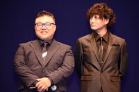 左から西浦正記、安藤政信。