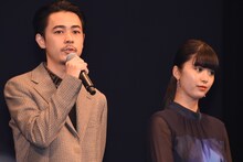 左から成田凌、馬場ふみか。