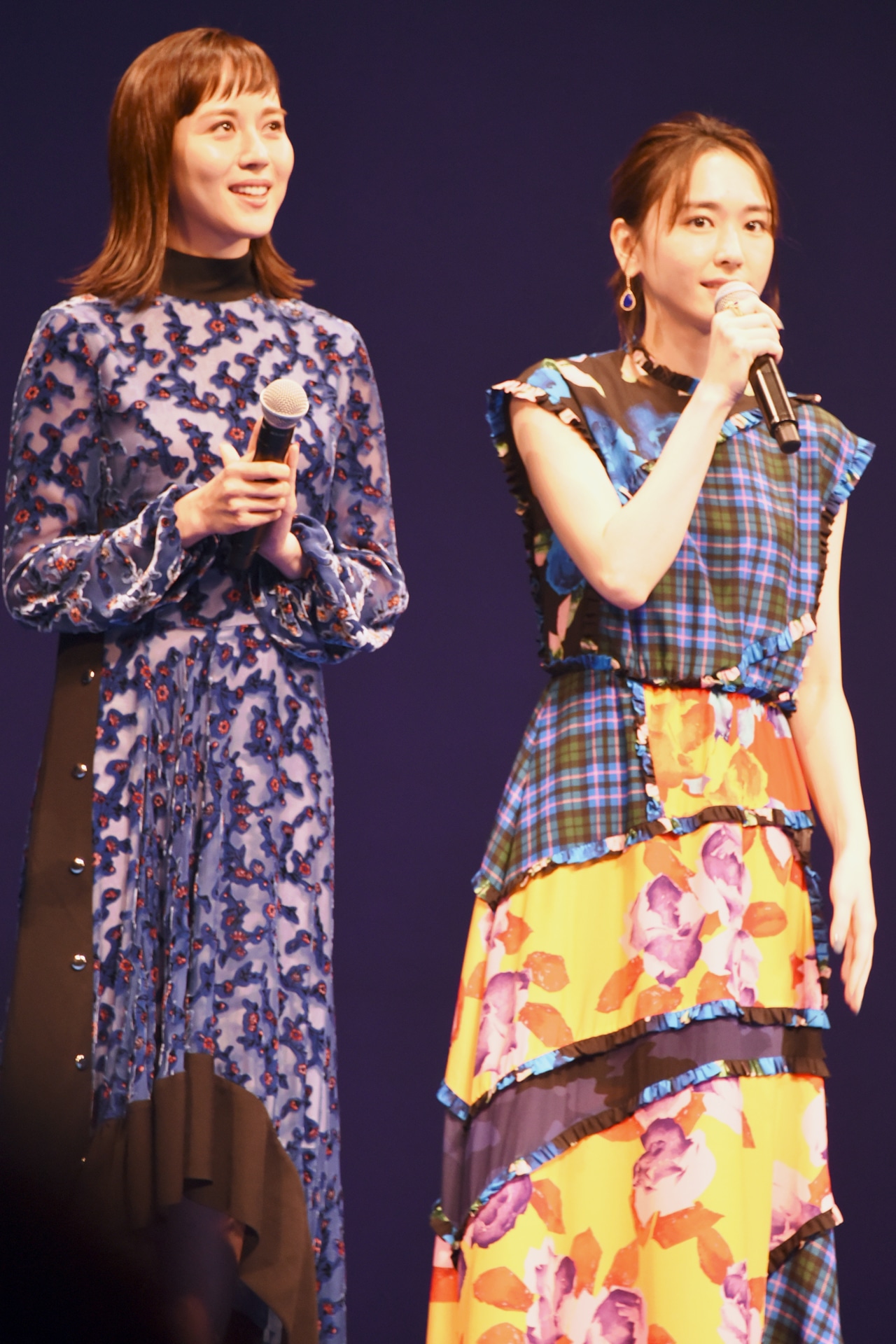 左から比嘉愛未、新垣結衣。