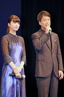 左から馬場ふみか、椎名桔平。