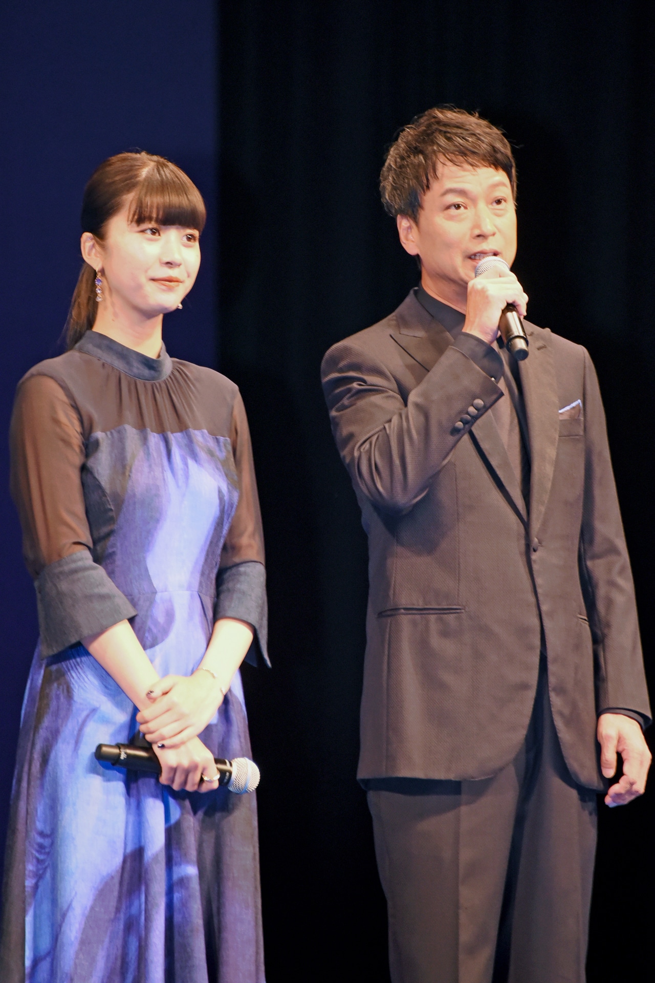 左から馬場ふみか、椎名桔平。