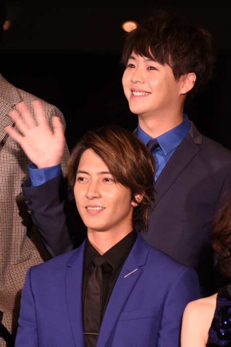 山下智久(前列)、有岡大貴(後列)。