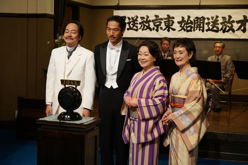 「この道」より、ラジオ本放送での「からたちの花」歌唱後、北原白秋が酒に酔いながらも満足そうな表情を浮かべるシーン。