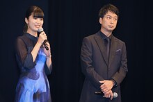 左から馬場ふみか、椎名桔平。