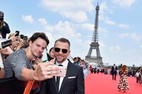 ファンと一緒に写真に収まるサイモン・ペッグ。