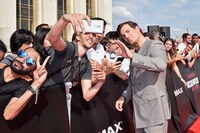 ファンと一緒に写真に収まるヘンリー・カヴィル。