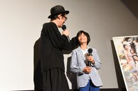 「かわゆすかわゆす」と城桧吏（右）の頭をなでるリリー・フランキー（左）。