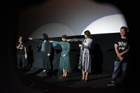 松本寛也（左端）がしゃべりすぎると、すかさず指差すキャストたち。