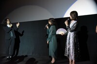 細貝圭がいるかのように会話するキャストたち。