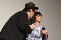 城桧吏（右）に耳打ちするリリー・フランキー（左）。