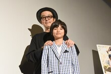「万引き家族」大ヒット御礼Q&Aイベントの様子。リリー・フランキー（奥）、城桧吏（手前）。