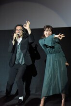 自らの挨拶を待たずにエンディングBGMを流したスタッフへ、感謝する唐橋充（左）。