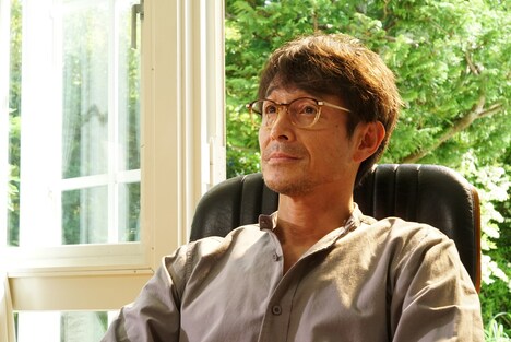 「響 -HIBIKI-」より、吉田栄作演じる大物小説家・祖父江秋人。