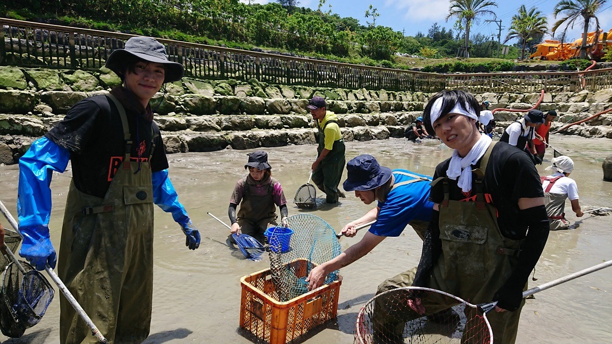 7月22日放送「緊急SOS! 池の水ぜんぶ抜く大作戦」収録時の様子。手前左から福士蒼汰、早乙女太一。