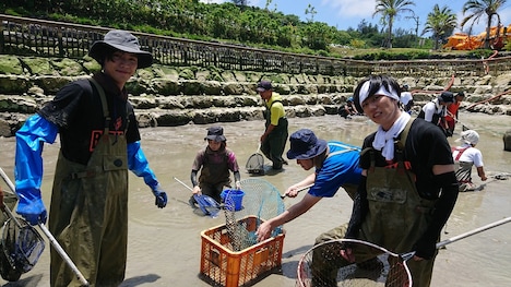 7月22日放送「緊急SOS! 池の水ぜんぶ抜く大作戦」収録時の様子。手前左から福士蒼汰、早乙女太一。