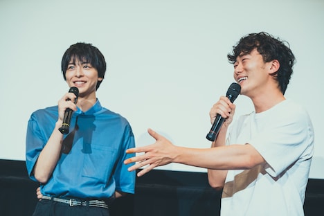 左から高杉真宙、松居大悟。