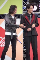 マイクを求める水上剣星（左）。