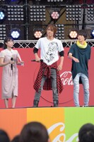 首を傾げながら変身を披露し、周りにツッコまれる赤楚衛二（中央）。