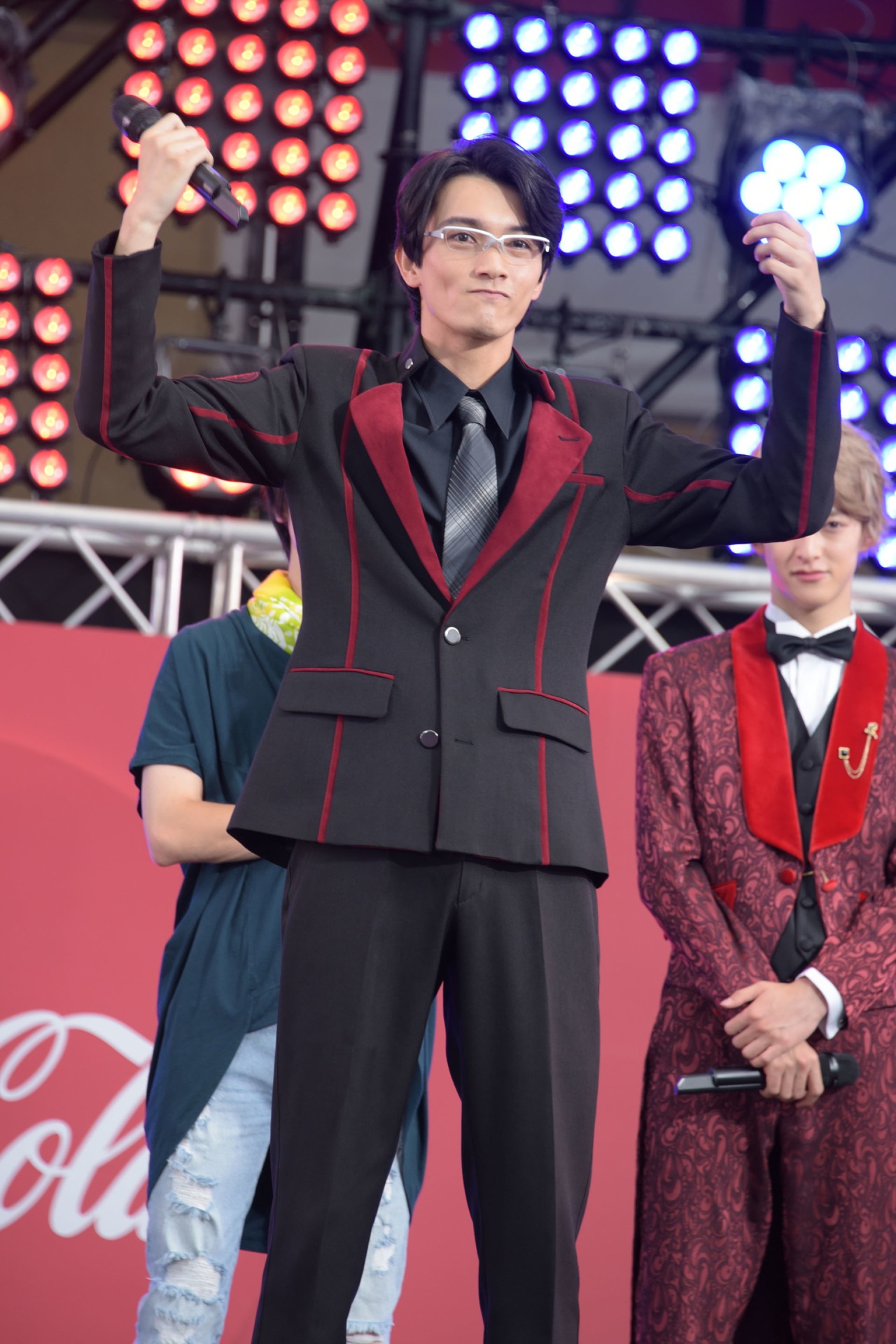 変身を披露する越智友己。