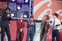 ぎこちない変身をツッコまれる越智友己（左）。