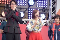 「すべては難波重工のために！」と叫ぶ越智友己（手前左）と滝裕可里（手前右）。