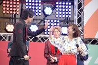 ハイタッチする越智友己（手前左）と滝裕可里（手前右）。