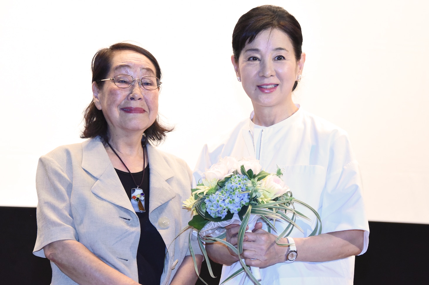 「愛と死の記録」トークイベントの様子。左から宮崎信恵、吉永小百合。