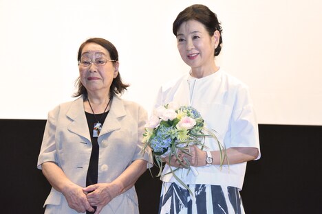 左から宮崎信恵、吉永小百合。