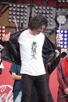 ジャケットを脱ぐ水上剣星。