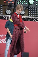 変身を披露する伊藤あさひ。