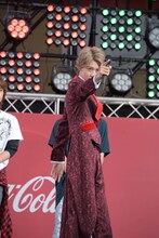 変身を披露する伊藤あさひ。