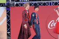 手をつないで再登場した伊藤あさひ（左）と結木滉星（右）。