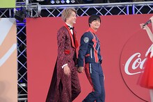 手をつないで再登場した伊藤あさひ（左）と結木滉星（右）。