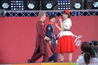 手をつないで再登場した伊藤あさひ（左）と結木滉星（中央）。