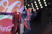 ノリノリで客席へ降りる結木滉星（右）。