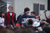 観客と触れ合うキャストたち。