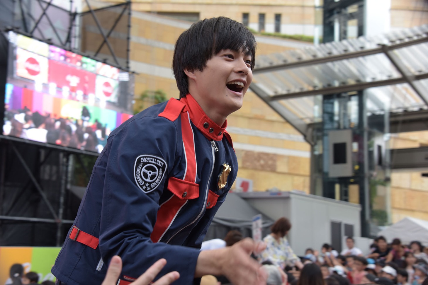 観客と触れ合う結木滉星。