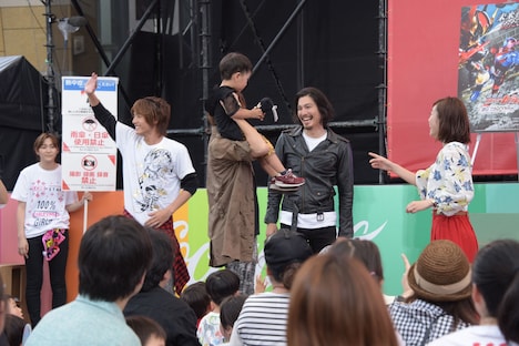 観客と触れ合うキャストたち。