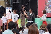 観客と触れ合うキャストたち。