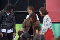 観客と触れ合うキャストたち。