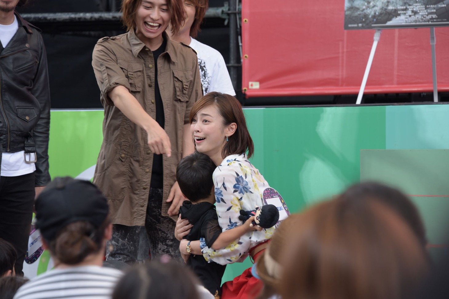 観客と触れ合うキャストたち。