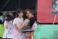 観客と触れ合うキャストたち。