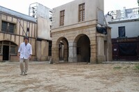 フランス・マルヌにてロケハン中の是枝裕和。