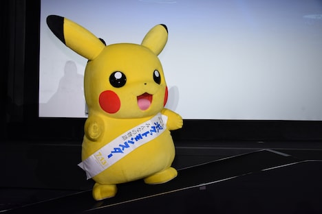 横歩きで舞台へ上がっていくピカチュウ。