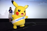 横歩きで舞台へ上がっていくピカチュウ。