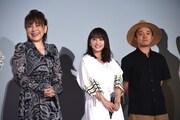 左から松本梨香、川栄李奈、濱田岳。