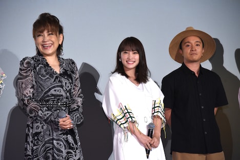 左から松本梨香、川栄李奈、濱田岳。