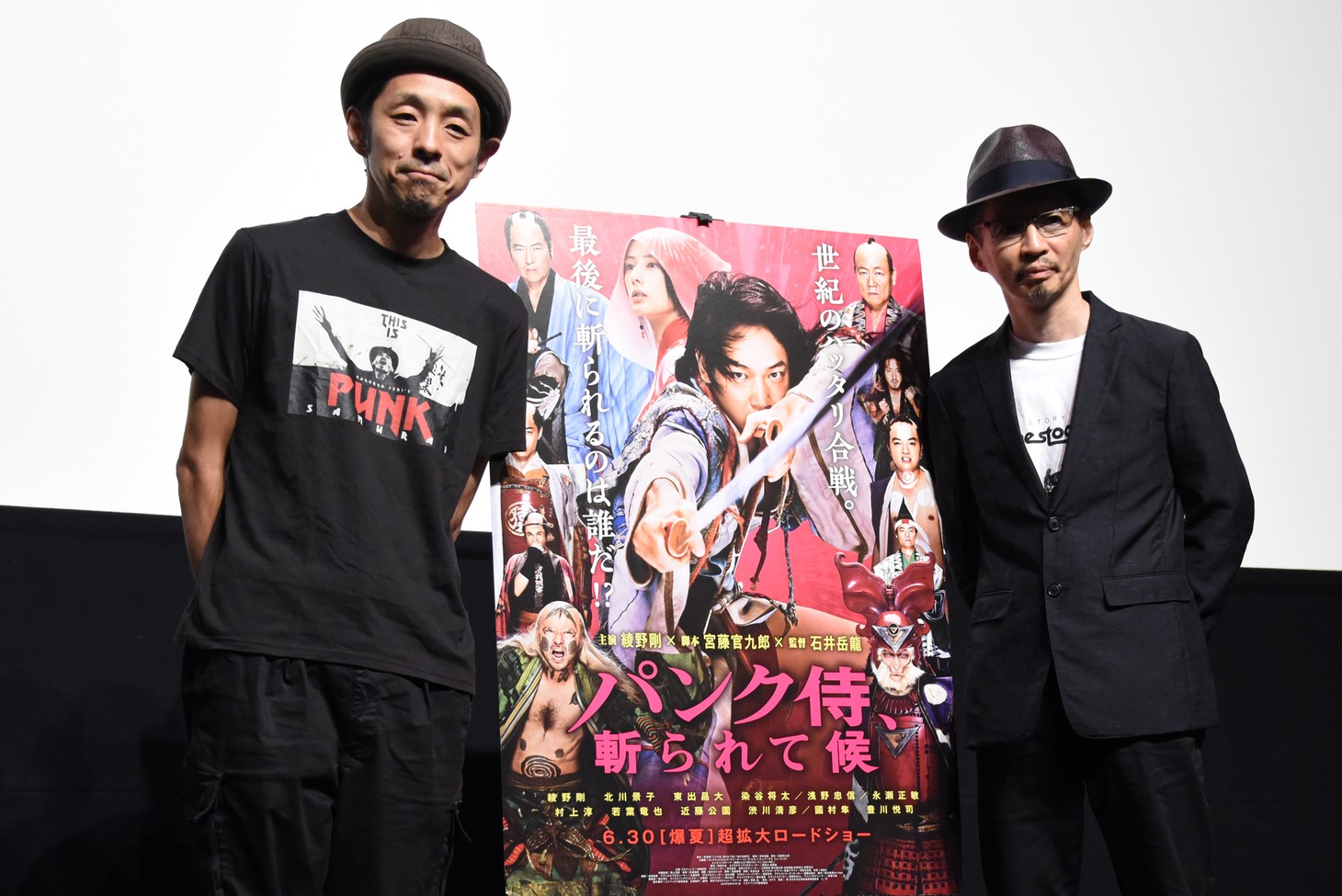 「パンク侍、斬られて候」ティーチインイベントの様子。左から宮藤官九郎、石井岳龍。