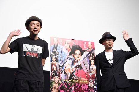 「パンク侍、斬られて候」ティーチインイベントの様子。左から宮藤官九郎、石井岳龍。